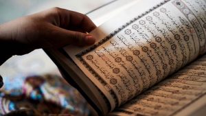 m,embaca Al-Quran