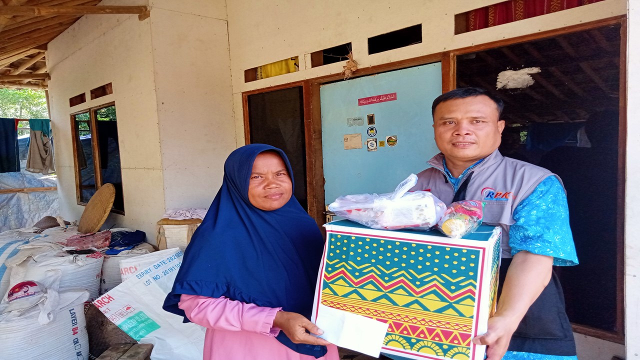 Read more about the article Pembagian Paket Sembako Untuk Yatim dan Dhuafa